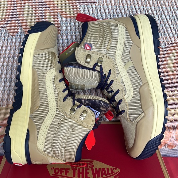 Vans WMNS Ultrarange Exo
Taos Taupe
VN0A4BVSYUU
Sneakers Boots - Picture 12 of 16